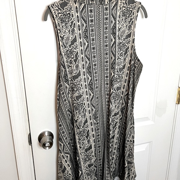 Sleeveless Knit Black & Cream Colored Dress - Picture 2 of 3